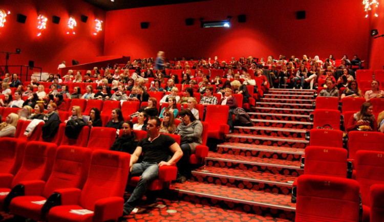 Předpremiéra na Dámské jízdě zlákala hodně divaček