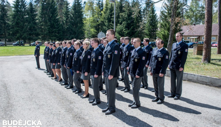 FOTO: Přes čtyřicet nových policistů bylo minulý pátek uvedeno do služby