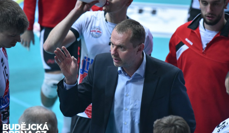 Trenér Jan Svoboda domlouvá svým hráčům