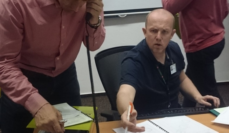 Spojení prostřednictvím satelitního telefonu během cvičení prověřil ředitel elektrárny Bohdan Zronek