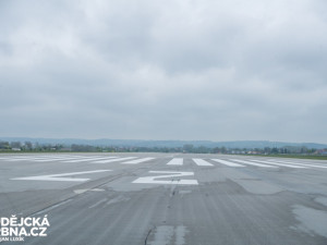 Přistávací a vzletová dráha s novým povrchem