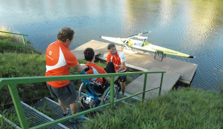 Díky schodolezu je přesun na molo mnohem bezpečnější