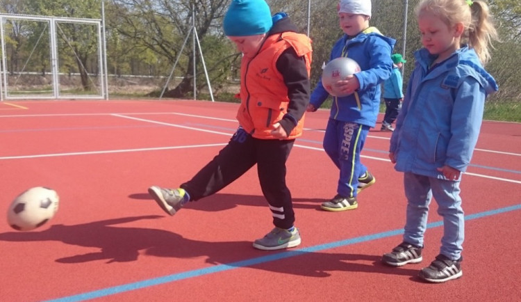 Sportovní hřiště ve Žáru si jako první vyzkoušely děti z místní mateřské školy