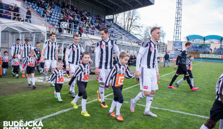 Fotbalisté Dynama posedí se svými fanoušky u dobré kávy