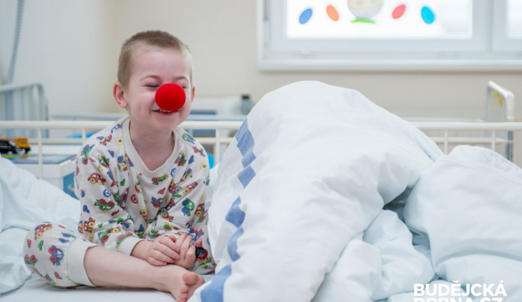 Smích a upřímná radost. Na návštěvu zdravotních klaunů děti v budějcké nemocnici nezapomenou