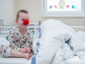 Smích a upřímná radost. Na návštěvu zdravotních klaunů děti v budějcké nemocnici nezapomenou