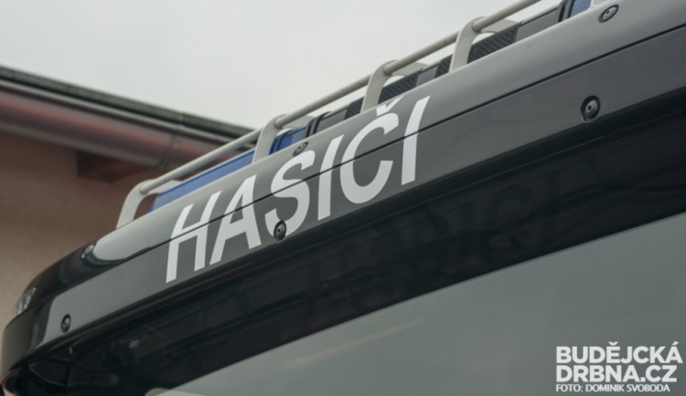 U Tchořovic na Strakonicku se v úterý ráno protrhla hráz rybníku
