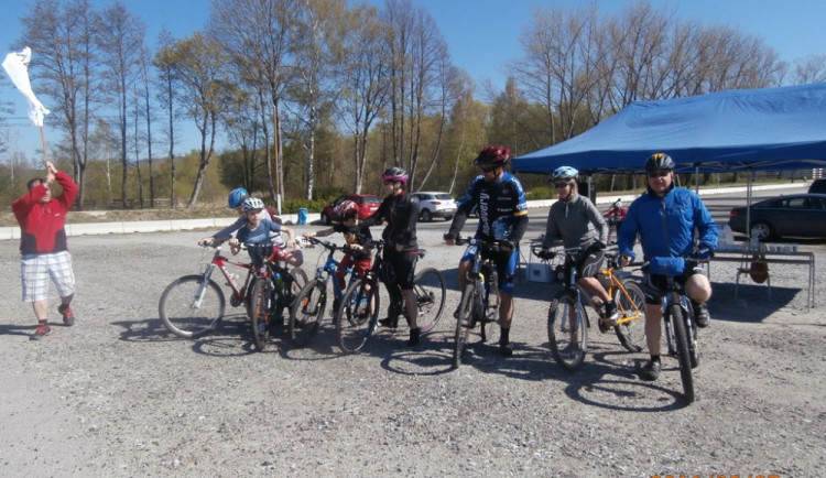 Zhruba stovka cyklistů vyrazila na kole kolem Horní Plané