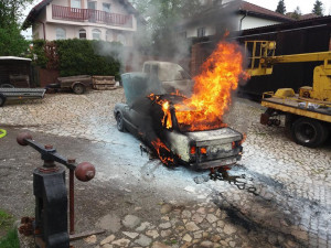 Špatná demontáž elektroinstalace přinesla zkrat a následný požár vozu