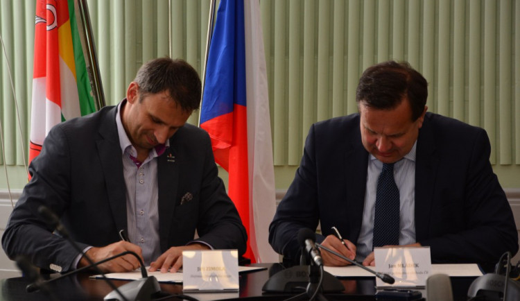 Hejtman Jiří Zimola a ministr MPO Jan Mládek podepisují memorandum Zavedení inovativních přístupů při správě svěřeného majetku