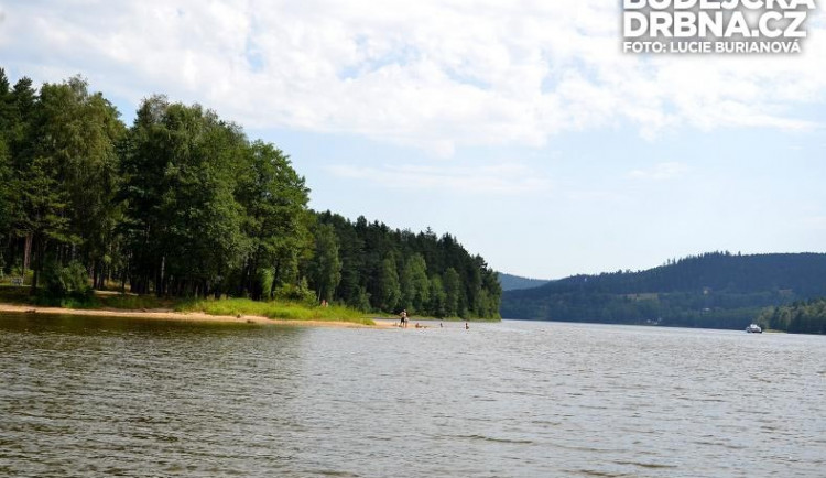 Hygienici zakázali koupání ve Vojníkově na Orlické přehradě