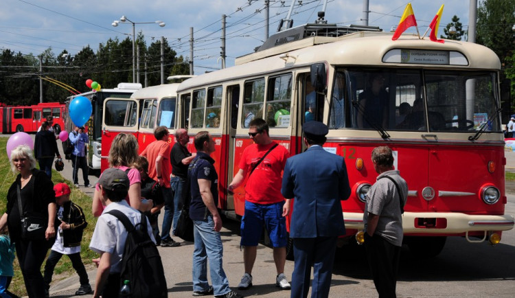 Den otevřených dveří v dopravním podniku přilákal rekordní počet návštěvníků