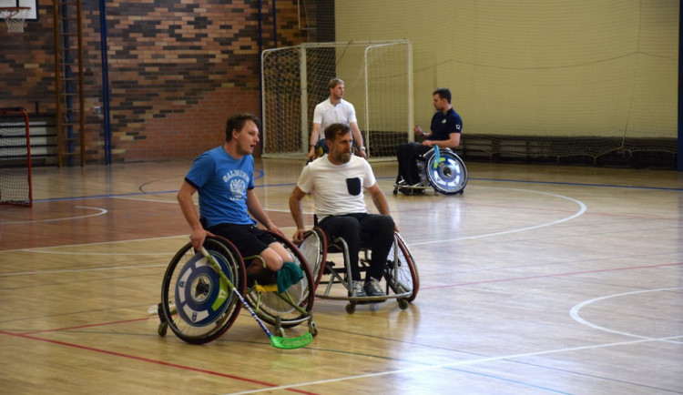 S vozíčkáři Štírů si zatrénovali Karel Poborský a Radek Mach