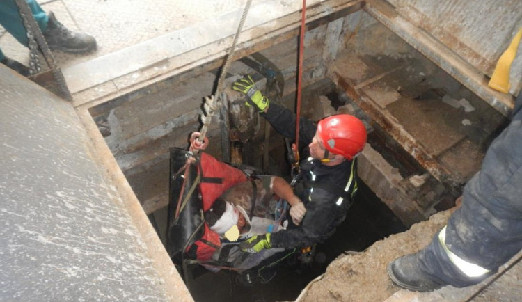 Hasiči v úterý zachraňovali muže, který se propadl do třiašedesát metrů hluboké šachty