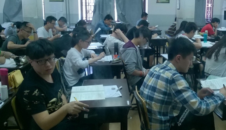 JAK SE ŽIJE V PEKINGU: Střední školy