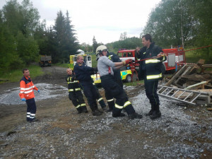 Záchrana muže ze šachty