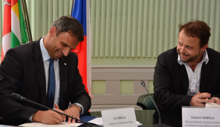 Hejtman Jiří Zimola podepisuje s ostatními představiteli Jihočeský pakt zaměstnanosti