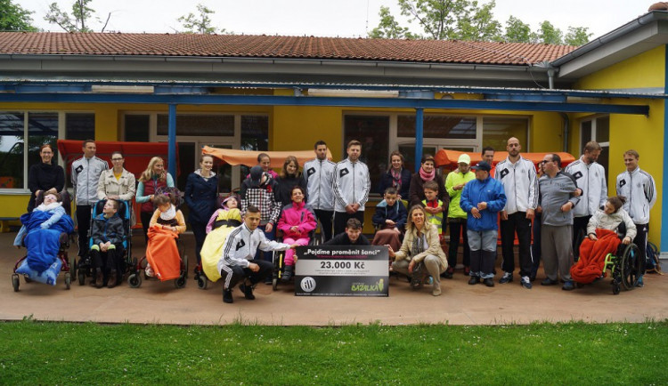 Fotbalisté Dynama navštívili Centrum Bazalka. Předali šek na 23 tisíc korun
