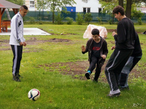 Fotbalisté Dynama navštívili Centrum Bazalka. Předali šek na 23 tisíc korun