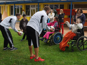 Fotbalisté Dynama navštívili Centrum Bazalka. Předali šek na 23 tisíc korun