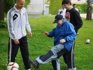 Fotbalisté Dynama navštívili Centrum Bazalka. Předali šek na 23 tisíc korun