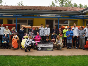 Fotbalisté Dynama navštívili Centrum Bazalka. Předali šek na 23 tisíc korun