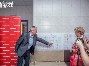 František Bostl ukazuje plány pavilonu Z