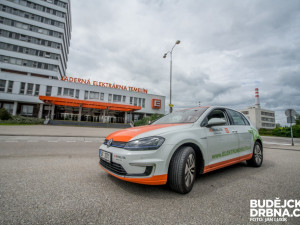 Při rozvozu tištěného vydání pomáhá elektromobil Volkswagen e-Golf z temelínské elektrárny