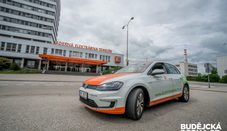 Volkswagen e-Golf při předání u Jaderné elektrárny Temelín
