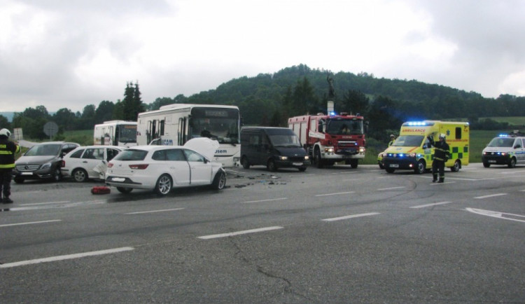 U Vitějovic havaroval autobus a tři osobní vozy, nejméně práce měli záchranáři