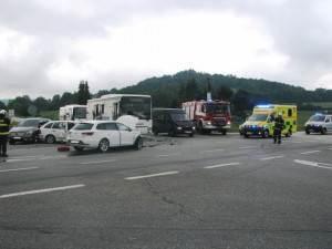 U Vitějovic havaroval autobus a tři osobní vozy, nejméně práce měli záchranáři