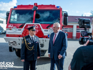 Na závěr prvního dne prezidentské návštěvy zavítal Zeman k budějckým hasičům