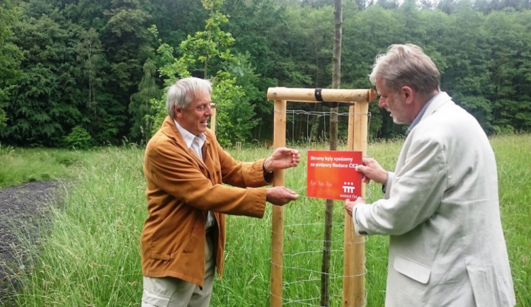 Starosta Hluboké Tomáš Jirsa (vpravo) a člen správní rady Nadace ČEZ František Lust při slavnostním otevření aleje