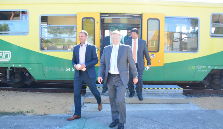 Hejtman Jiří Zimola a ředitel letiště Ladislav Ondřich vystupují z vlaku, který do Plané dorazil z Českých Budějovic