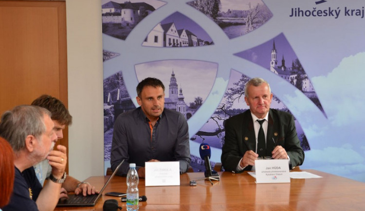 Hejtman Jiří Zimola a předseda představenstva společnosti Rybářství Třeboň Jan Hůda