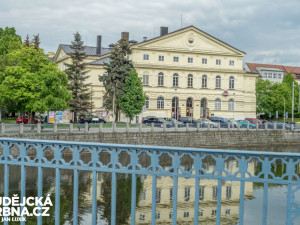 Město hledá peníze na nejnutnější opravu Slavie. Rekonstrukce bude stát zhruba 100 milionů korun