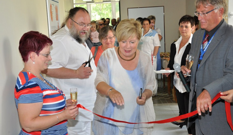 Náměstkyně jihočeského hejtmana Ivana Stráská spolu s ředitelem strakonické nemocnice Tomášem Fialou (vpravo na snímku) stříhá pásku k Hemodialyzačnímu středisku Nemocnice Strakonice