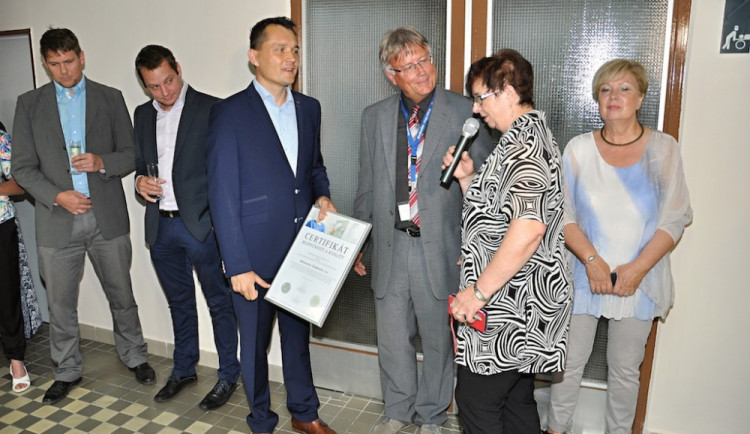 Předávání certifikátu řediteli nemocnice Tomáši Fialovi