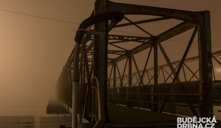 Lávka přes nákladové nádraží