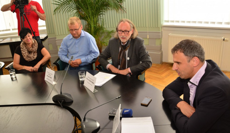 Hejtman Jiří Zimola oznamuje po telefonu starostce Cehnic Heleně Sosnové, že se její obec stala jihočeskou Vesnicí roku 2016