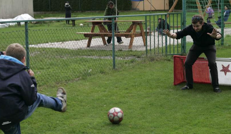 Dětský den na hřišti SK Slavia u Malého jezu nabídne divadlo, skákací hrad nebo airsoftovou střelnici