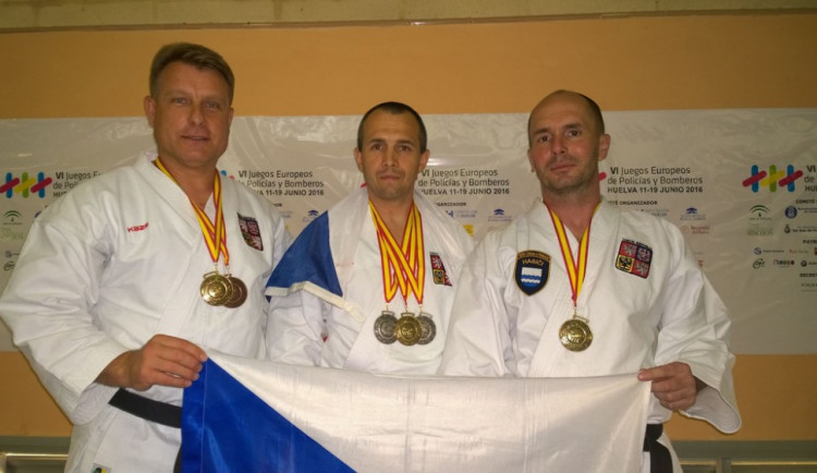 Úspěšní karatisté na VI EPFG 2016 v Huelvě z leva Martin Hermann, Martin Sláma a David Šenkýř