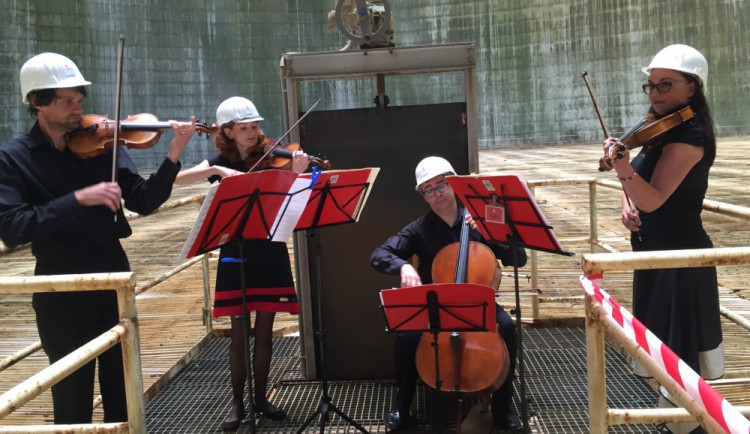 V temelínské chladicí věži zahrálo smyčcové kvarteto Jihočeské filharmonie čtyři skladby