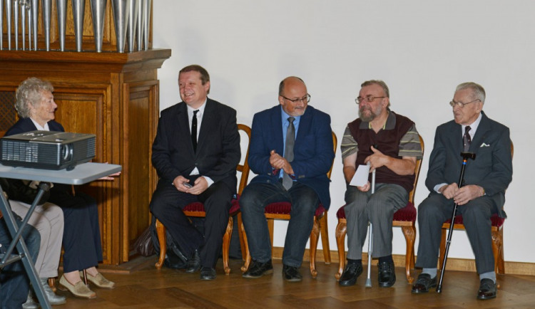 Představení kulatých známek - zleva sedí Milan Binder