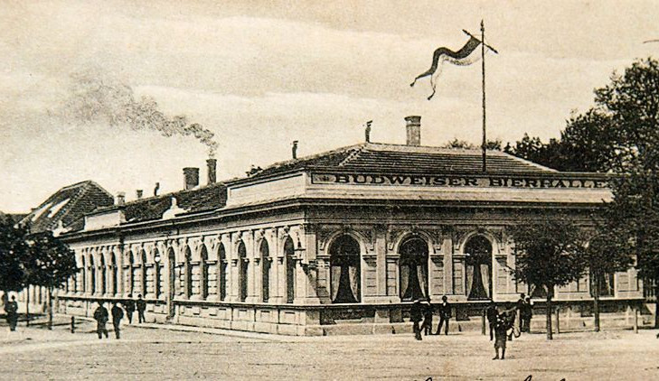Klasicistní Budějovická pivnice (Budweiser Bierhalle) na rohu Pražské a Mariánského náměstí v období c. k. Po roce 1919 pod názvem Metropol