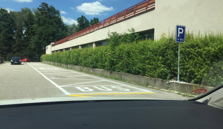 U sportovky vznikla parkovací místa pro autobusy