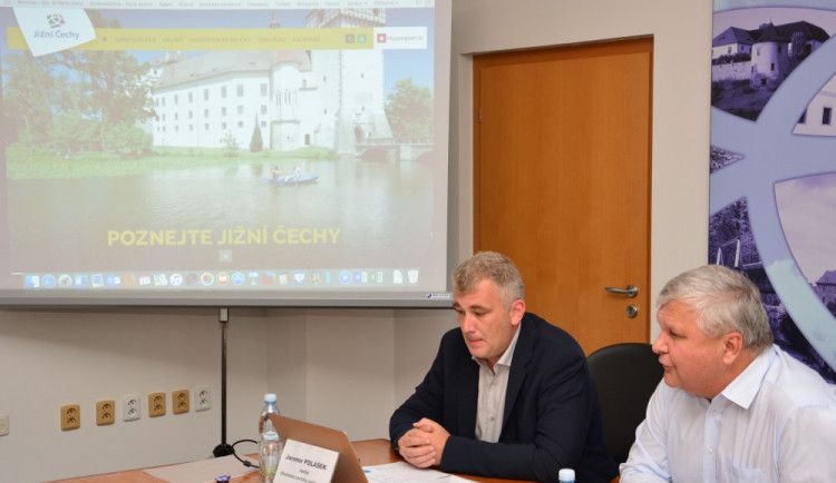 Ředitel Jihočeské centrály cestovního ruchu Jaromír Polášek a vedoucí odboru kanceláře hejtmana Jihočeského kraje Milan Nebesář představují nový webový portál www.jiznicechy.cz.