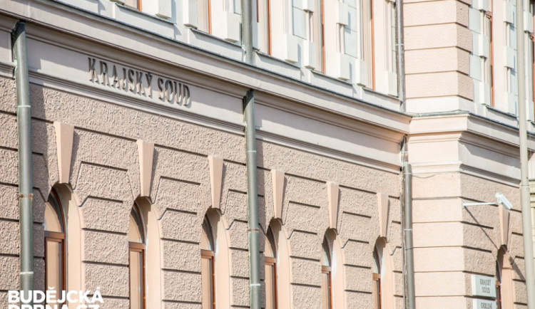 Soud vynesl osvobozující rozsudek. Bodnutí nožem byla nutná obrana