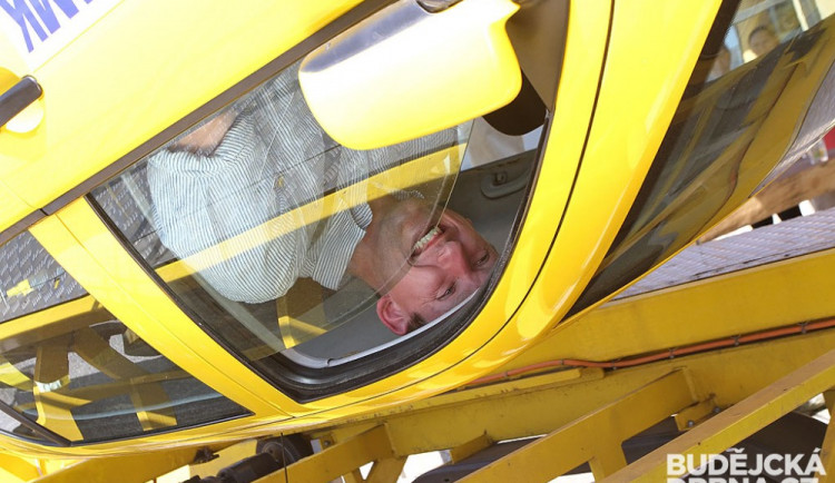 Viset v pásech hlavou dolů byl pro řidiče zážitek