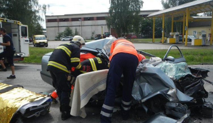 Vážná nehoda tří vozů zaměstnala hasiče u Jarošova nad Nežárkou